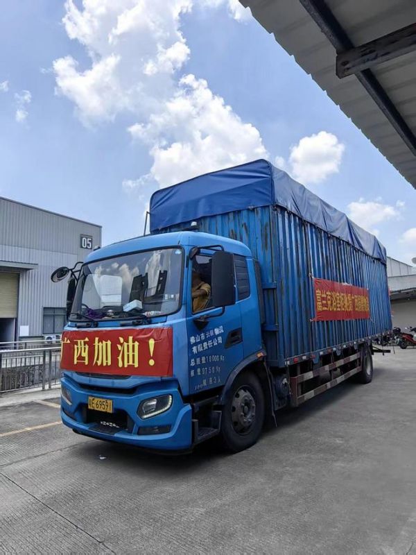 沃维伽富兰克浴室柜工作人员与灾区群众交流