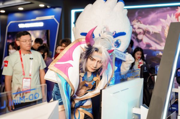 Rainbird Display Booth with Stars and Esports Players