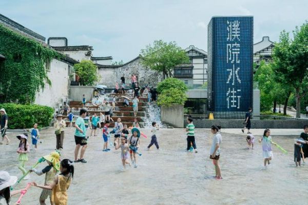 小黄人骑趣游“空降”濮院！当顶流IP遇上千年古镇