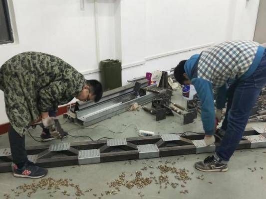 图3 轻钢桁架的现场拼装图