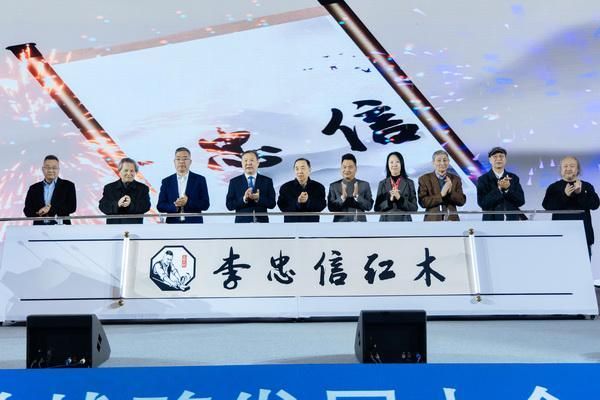 当《牛来》精神遇见李忠信红木:循耕耘之道,赴长久之约