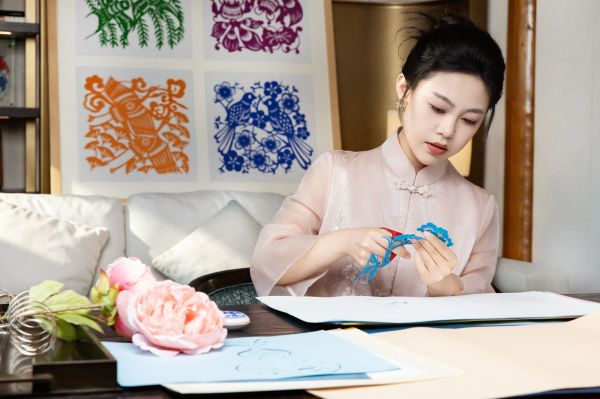 非遗剪纸代表性传承人杨钺