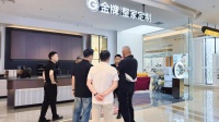 金牌家居总裁潘孝贞走访成都天府红星展厅，解码金牌整家定制的终端底气