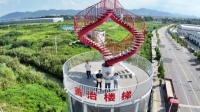 轻盈通透重构空间美学，善治楼梯36年沉淀，打造安全可靠的玻璃楼梯解决方案