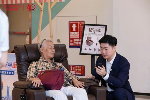 参观者现场体验‘左右智慧家丨爸爸的沙发IS0009’