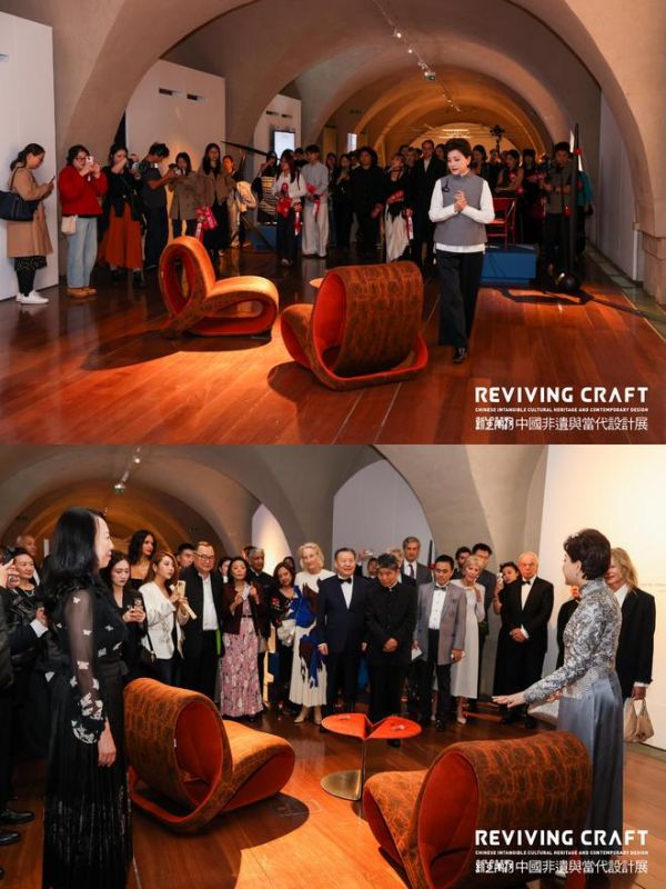左右沙发的展览现场