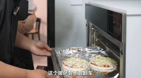年轻夫妻在厨房互动