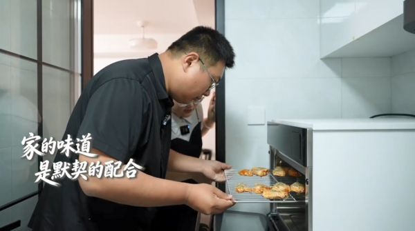 夫妻在厨房准备披萨和鸡翅