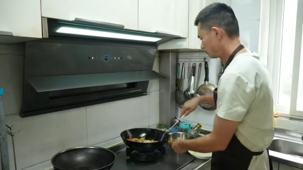 王先生在厨房烹饪