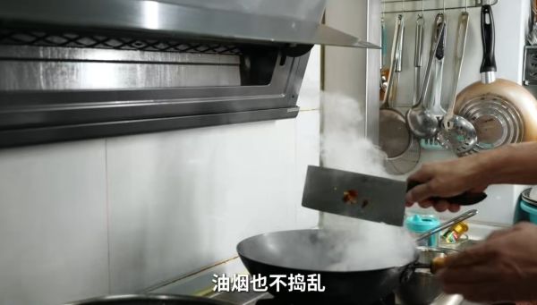 王先生擦拭吸油烟机