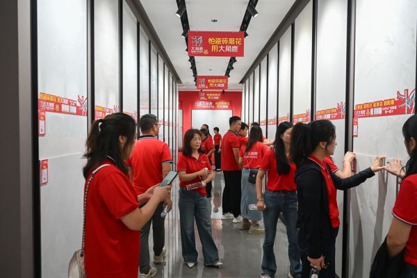大角鹿超耐磨瓷砖工厂直卖仓
