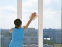 擦玻璃用什么擦比较干净 擦楼房玻璃都有哪些小技巧